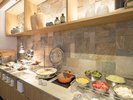 朝食ブッフェ/明るく開放感のある朝食会場