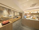朝食ブッフェ/明るく開放感のある朝食会場