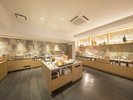朝食ブッフェ/明るく開放感のある朝食会場