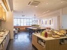 朝食ブッフェ/明るく開放感のある朝食会場