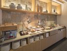 朝食ブッフェ/明るく開放感のある朝食会場