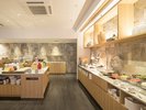 朝食ブッフェ/明るく開放感のある朝食会場