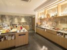 朝食ブッフェ/明るく開放感のある朝食会場