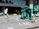 【駐車場】駐車場入口は正面玄関横にあります。高さ3.2m以内。