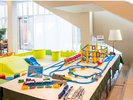 キッズスペース幼児用絵本やお絵かきテーブルプラレールなどお子様が退屈しない様ご利用頂けます。