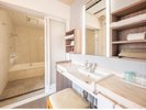 広々とした洗面台 トイレバスはセパレートタイプ