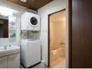 【ワイドツイン】42.0u 最大定員5名 独立したバスルームとトイレルーム、洗面台、ランドリーコーナー