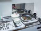 【全室共通】調理器具(煮物もできる深めのフライパン)食器はコンロ下に収納されています。