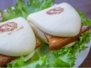 ホテルロゴ入りグアバオ(豚角煮台湾バーガー)お部屋のレンジでチン!で熱々をどうぞ(プラン特典)