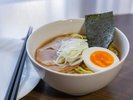味噌ラーメン(材料はスーパーや市場で購入可)新しく導入した中どんぶりは麺類にぴったりサイズ。