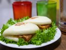 ホテルロゴ入りグアバオ(豚角煮台湾バーガー)お部屋のレンジでチン!で熱々をどうぞ(プラン特典)