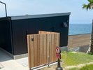 【シャワーブース】浜辺に降りて波打ち際で遊ぶ時など、海水や砂を落とせます。