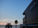 夕暮れの館内