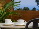 各お部屋には、コーヒー、紅茶、緑茶のお飲み物をサービス、約10畳のウッドデッキで御寛ぎ下さい。