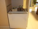 各お部屋に常設された冷蔵庫、冷たいものの保存にどうぞ!