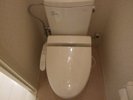 各お部屋のトイレ、個室タイプで全室、便座ウォーマー付きウォシュレット完備