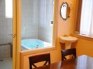メゾネットタイプのお部屋のダイニング&ジャグジー風呂、寛ぎの時間をお楽しみ下さい