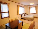 海望む2階の専用展望風呂付和洋室(角部屋)の寝室です。ごゆっくりどうぞ!