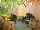 離れにたたずむ温泉露天風呂、もちろんお部屋毎に貸切です。チェックインの時にご予約を!