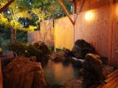 離れにたたずむ温泉露天風呂、もちろんお部屋毎に貸切です。チェックインの時にご予約を!