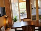 広々4人用のテーブルでゆったり部屋食をお楽しみください。