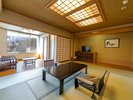 【和室10畳 湯畑側】足を伸ばしてゆっくり過ごせる ※写真は一例となり、実際と異なる場合がございます