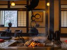 囲炉裏火が旅人の心を癒します。
