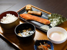 和定食セット(ごはん、みそ汁、温玉、メイン(焼き魚など)、サラダ、付け合わせ)