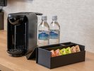 コーヒーマシン、ミネラルウォーター等充実のアメニティー。チェックイン15:00、チェックアウト11:00