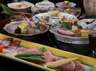 飛騨牛・飛騨ロッセ豚・恵那鶏…岐阜県を代表するお肉を少しずつ味比べ♪（宝生会席の一例）