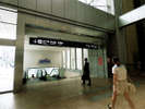 【地下からお越しのお客様】JR札幌駅西口を出て南口に直進し、正面にある階段にて地下通路へ