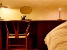 お部屋にはオーナーこだわりの椅子やインテリア
