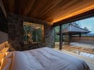 月 ベットの先は露天風呂、その先には東の山々