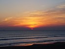 【鹿島灘】茜色の夕空と静かな波が織りなす、美しく幻想的なマジックアワーの景観。