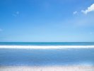 【下津海水浴場】澄んだブルーの海と白い砂浜が広がっており、水質の良さは茨城県内でもトップクラス。