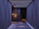 ホテルエントランスには光のアート作品「光り織」を設置しております