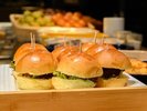 B1F「京都洋食 ムッシュいとう」ライブキッチンで仕上げるホットドッグやミニハンバーガーをご用意