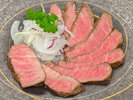 【通年 別注文 黒毛和牛 冷製ローストビーフ】肉の柔らかさと表面を香ばしく焼き上げる食感が評判です