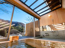 *和室二間そらの湯/ガラス張りの屋根の下で檜の香りに包まれながら憩う半露天風呂