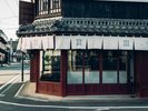 漆喰塗りの主屋に、離れ座敷、1階の茶工場には当時の製茶用の蒸窯や機械が残っています。