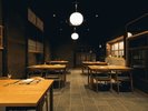 【ダイニング】 歴史ある酒造の仕込み蔵であった場所をダイニングへと修復。