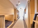 ドミトリー(相部屋)タイプの二段ベッドのお部屋です。セーフティボックスもありキュリティも安心です。