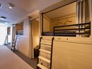 ドミトリー(相部屋)タイプの二段ベッドのお部屋です。セーフティボックスもありキュリティも安心です。