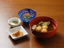 【朝食ビュッフェ】だまこ鍋、じゅんさい、いぶりがっこ、とんぶりなど、郷土料理が並びます
