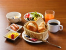 【朝食ビュッフェ】パンやヨーグルトなどに合う洋食のお惣菜もございます