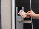 カードタイプのルームキーです。ご滞在中はフロントへのお預け不要。どうぞお持ち歩きくださいませ。