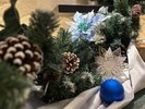 【2025クリスマス】青を基調としたお花や飾りが散りばめられています。