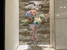 【2026春】フロントの後ろに飾られたお花。