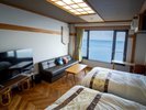 【モダンツインルーム】ソファで寛ぎながら、海を眺めることのできる客室