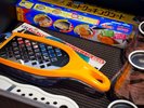 客室内に備えたアイランドキッチンをご利用いただけます。カトラリーや備品もご用意。